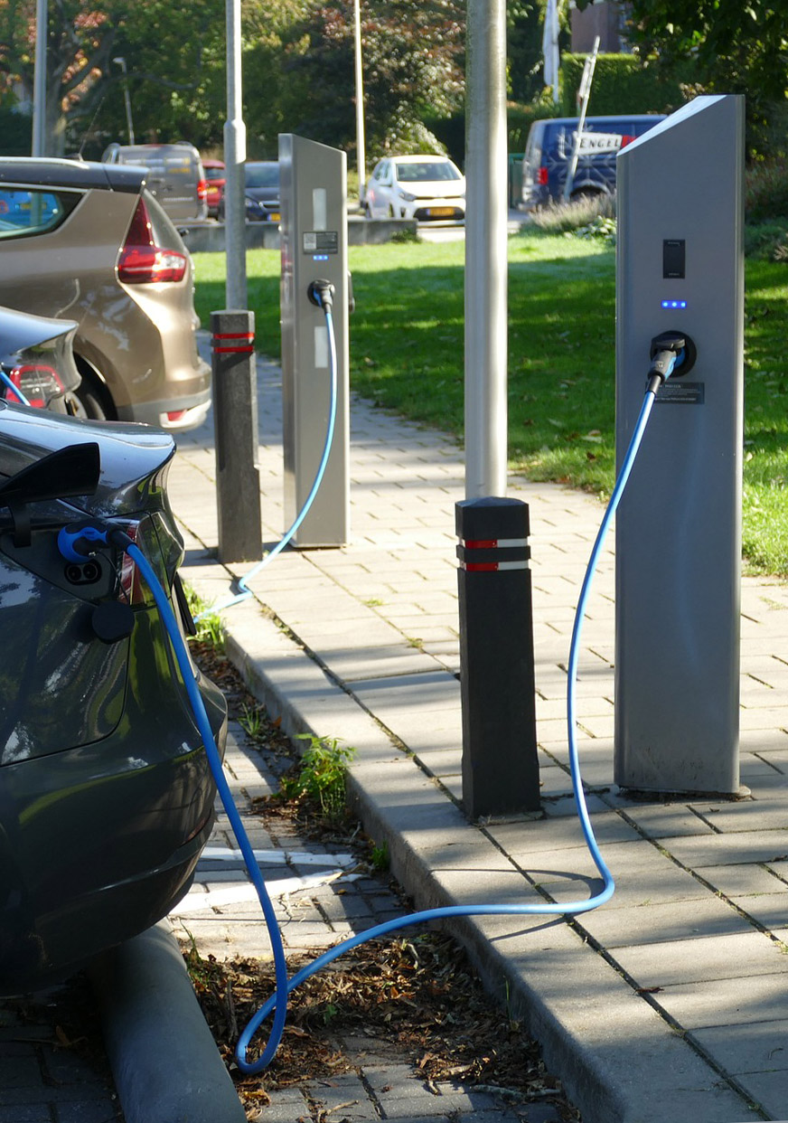 Parkeerplaats met laadpalen / Parking avec bornes de recharge